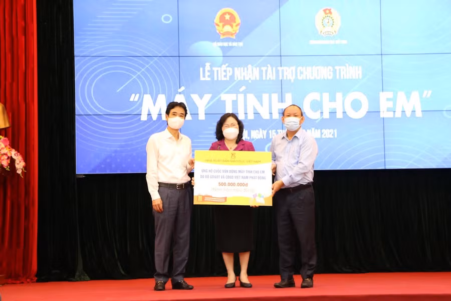 Lễ tiếp nhận tài trợ Chương trình “Máy tính cho em” ảnh 8