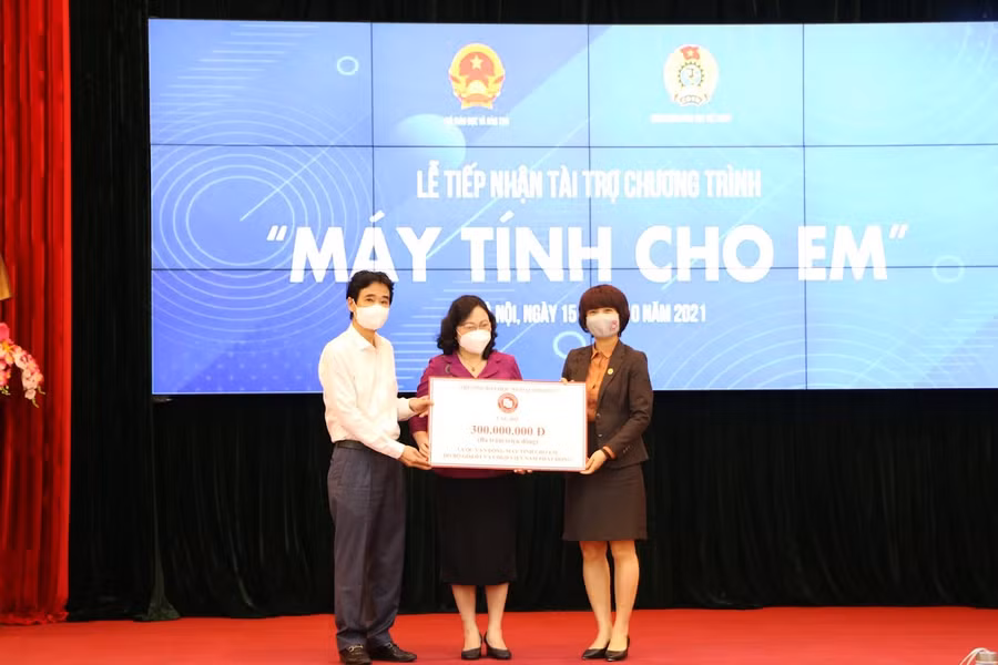 Lễ tiếp nhận tài trợ Chương trình “Máy tính cho em” ảnh 6