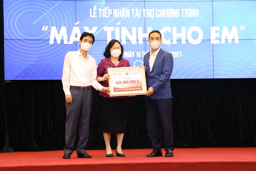 Lễ tiếp nhận tài trợ Chương trình “Máy tính cho em” ảnh 7