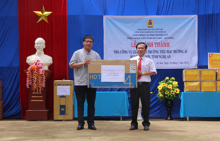 Công đoàn GD Việt Nam trao một số vật dụng cho nhà trường