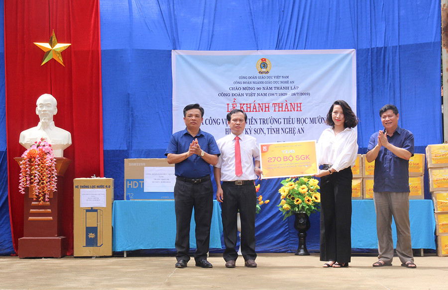 Nhà xuất bản Giáo dục tặng 270 bộ SGK cho học sinh Tiểu học Mường Ải Nhà xuất bản Giáo dục tặng 270 bộ SGK cho học sinh Tiểu học Mường Ải