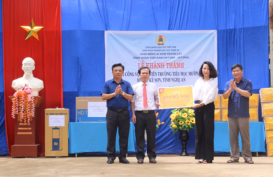 Nhà xuất bản Giáo dục tặng 270 bộ SGK cho học sinh Tiểu học Mường Ải