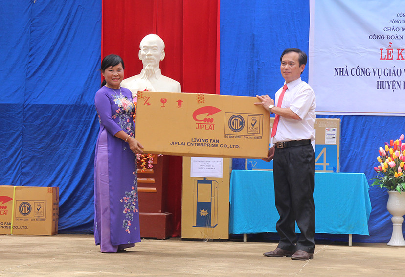 Công đoàn GD TP Hồ Chí Minh trao quà cho Trường Tiểu học Mường Ải