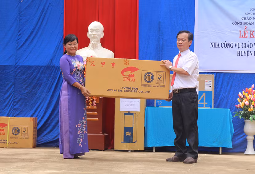 Công đoàn GD TP Hồ Chí Minh trao quà cho Trường Tiểu học Mường Ải