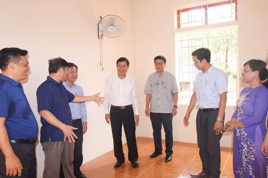 Nhà công vụ được lát gạch, có quạt mát