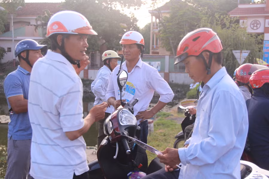 Phụ huynh trò chuyện với nhau sau khi con vào phòng thi.