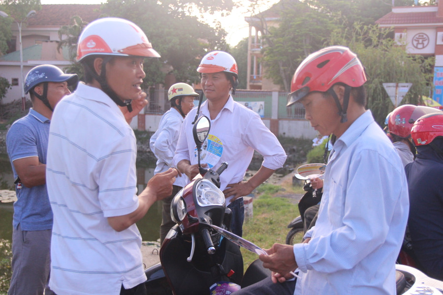 Phụ huynh trò chuyện với nhau sau khi con vào phòng thi.