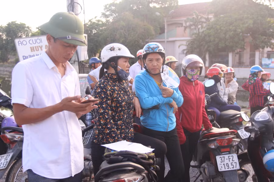 Các phụ huynh đợi ngoài cổng điểm thi.