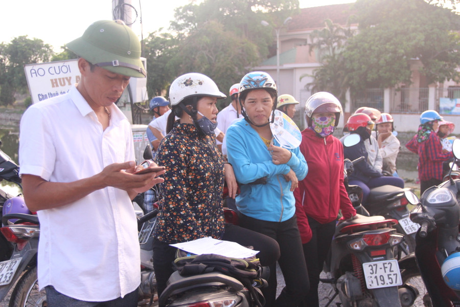 Các phụ huynh đợi ngoài cổng điểm thi.