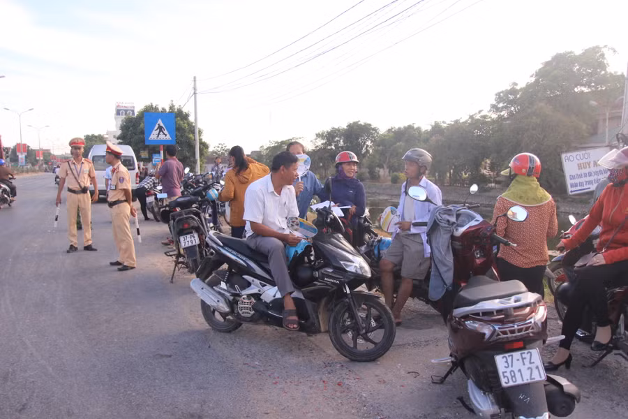 Lực lượng CSGT tham gia giữ trật tự trước điểm thi.