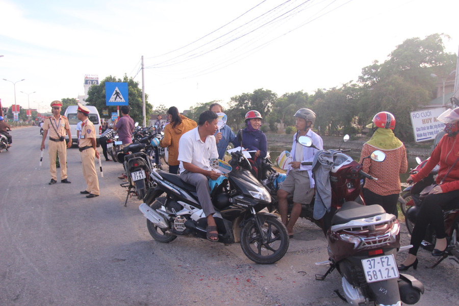 Lực lượng CSGT tham gia giữ trật tự trước điểm thi.
