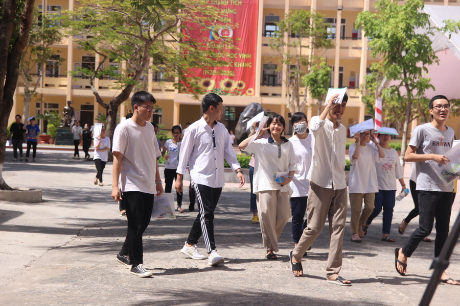 Thí sinh phấn khởi sau khi hoàn thành tốt bài làm tại kỳ thi THPT quốc gia 2019