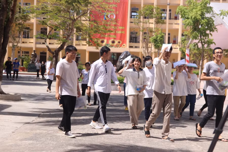 Thí sinh phấn khởi sau khi hoàn thành tốt bài làm tại kỳ thi THPT quốc gia 2019