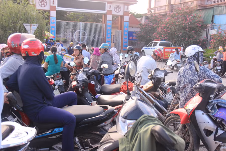 Các phụ huynh cho biết sau khi các con vào bắt đầu làm bài thì sẽ về nhà, sau đó quay lại đón.