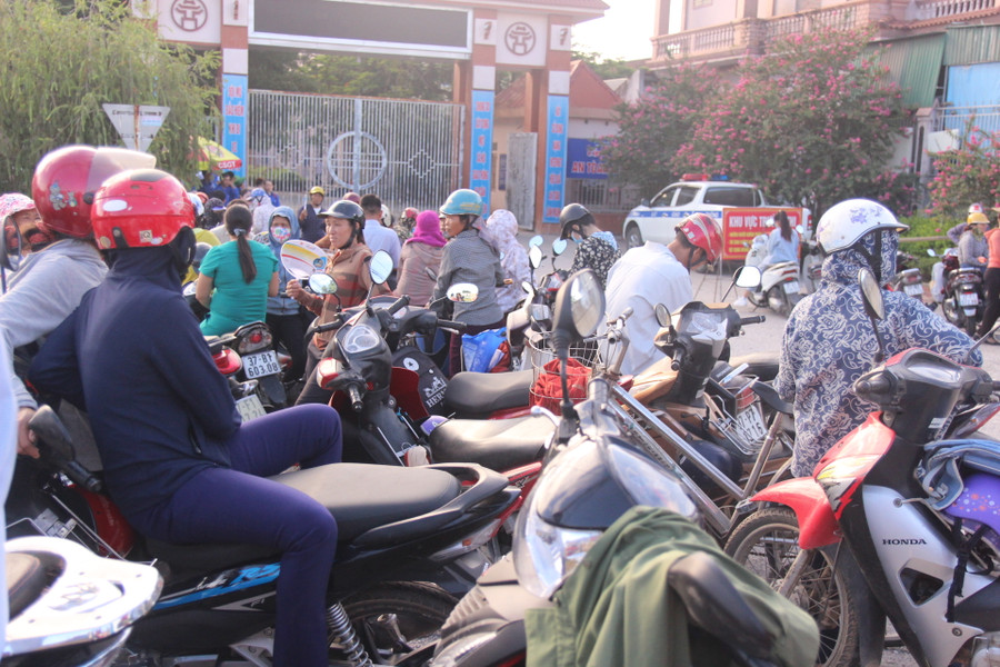 Các phụ huynh cho biết sau khi các con vào bắt đầu làm bài thì sẽ về nhà, sau đó quay lại đón.