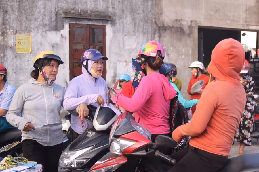 Thời tiết từ sáng sớm đã rất nắng nóng.