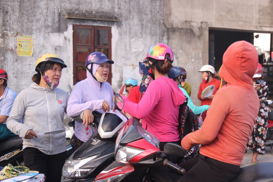 Thời tiết từ sáng sớm đã rất nắng nóng.