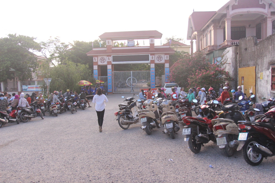 Một thí sinh đến muộn hơn so với các bạn vội vàng chạy vào điểm thi.