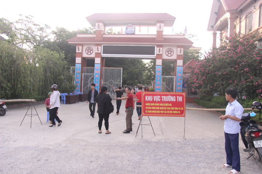 Thí sinh được nhắc nhở bỏ túi, cặp sách ở ngoài điểm thi