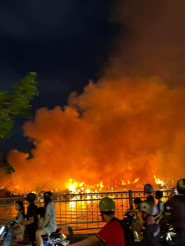 Đám cháy bùng phát dữ dội. (Ảnh: Công an TPHCM)