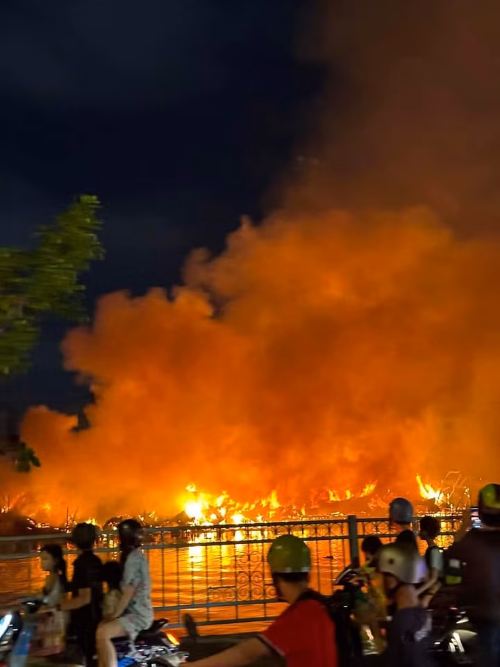 Đám cháy bùng phát dữ dội. (Ảnh: Công an TPHCM)