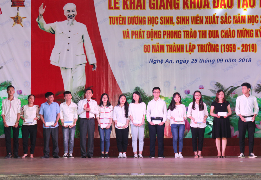 Khen thưởng học sinh Trường THPT chuyên ĐH Vinh đạt điểm cao tại kỳ thi THPT quốc gia 2018 Khen thưởng học sinh Trường THPT chuyên ĐH Vinh đạt điểm cao tại kỳ thi THPT quốc gia 2018