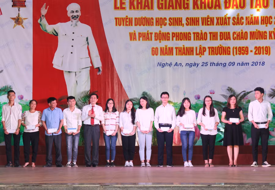 Khen thưởng học sinh Trường THPT chuyên ĐH Vinh đạt điểm cao tại kỳ thi THPT quốc gia 2018