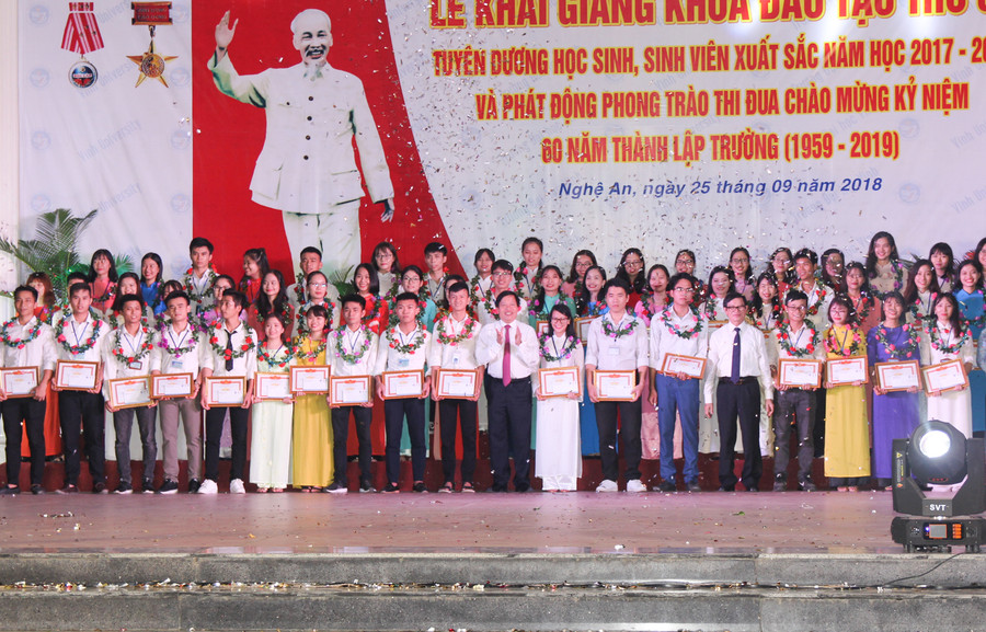 Các sinh viên xuất sắc là tấm gương để các bạn học hỏi Các sinh viên xuất sắc là tấm gương để các bạn học hỏi