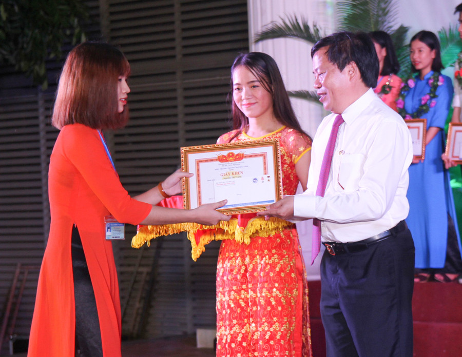 Khen thưởng sinh viên xuất sắc năm học 2017 - 2018 Khen thưởng sinh viên xuất sắc năm học 2017 - 2018