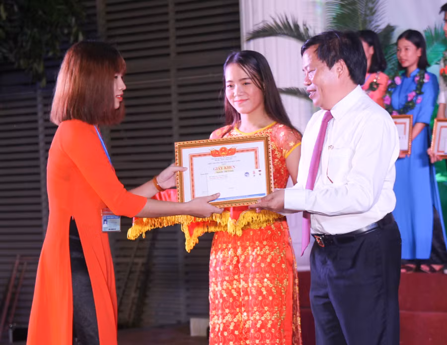 Khen thưởng sinh viên xuất sắc năm học 2017 - 2018