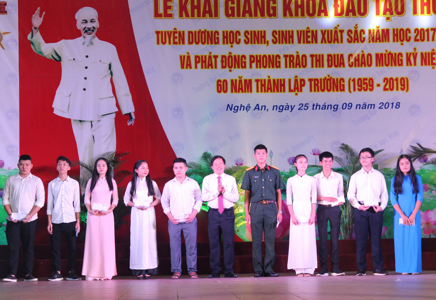 Khen thưởng sinh viên được tuyển thẳng và điểm trúng tuyển cao Khen thưởng sinh viên được tuyển thẳng và điểm trúng tuyển cao