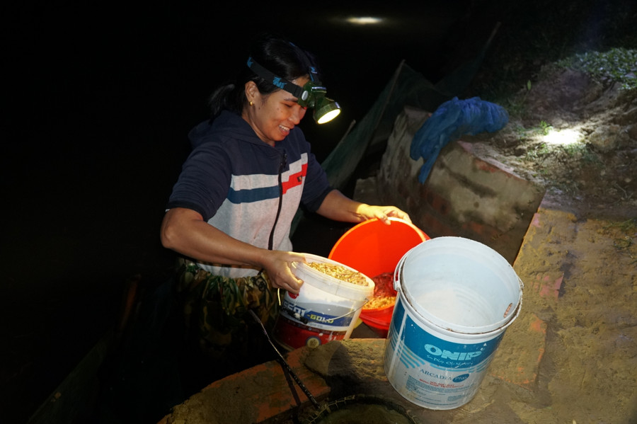 Niềm vui của người dân khi thu hoạch được lượng lớn rươi vào dịp hiếm có trong năm.