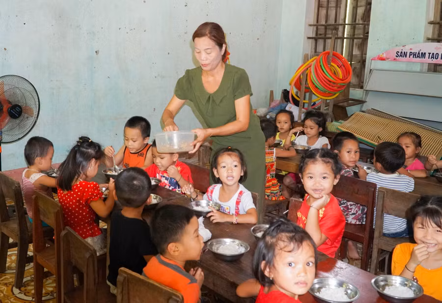 Điểm trường Tam Liên, Trường Mầm non Tam Quang (huyện Tương Dương, Nghệ An) đang phải mượn cơ sở vật chất của trường tiểu học cũ. Do không có kinh phí thuê người nấu ăn, các cô phải nhờ nhân viên ở điểm bản Bãi Sở cách đó khoảng 3km nấu ăn, sau đó chở đến bản Tam Liên cho trẻ ăn trưa.