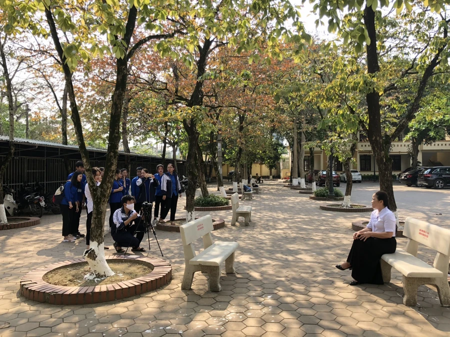 Nhóm học sinh Trường THPT chuyên Phan Bội Châu quay phim "Chiếc lá" về cô Trần Thị Minh Nguyệt - giáo viên tiếng Nga của trường.