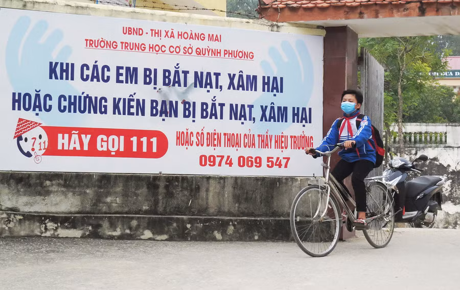 Băng rôn kèm số điện thoại thầy Hiệu trưởng trước cổng Trường THCS Quỳnh Phương.