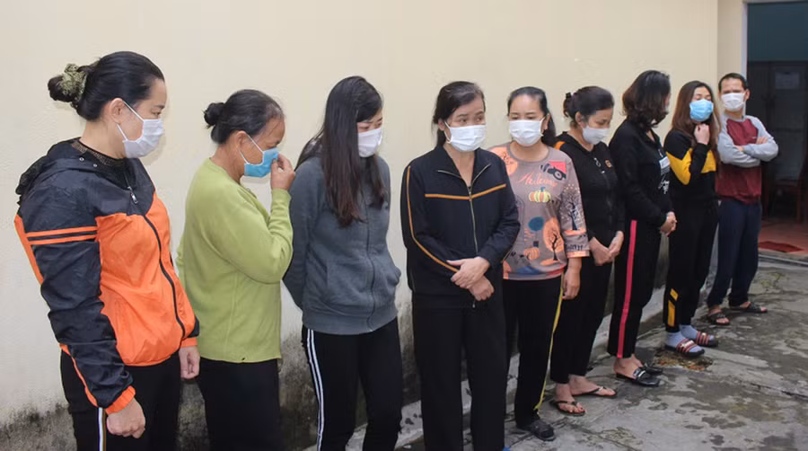 Các đối tượng tham gia đánh bạc bị Công an bắt giữ.