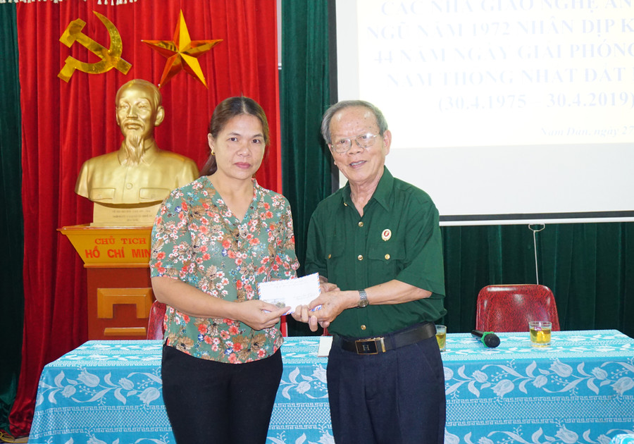 Nhà giáo Phạm Quý Hùng tặng quà cho thân nhân nhà giáo hi sinh trong kháng chiến chống Mỹ