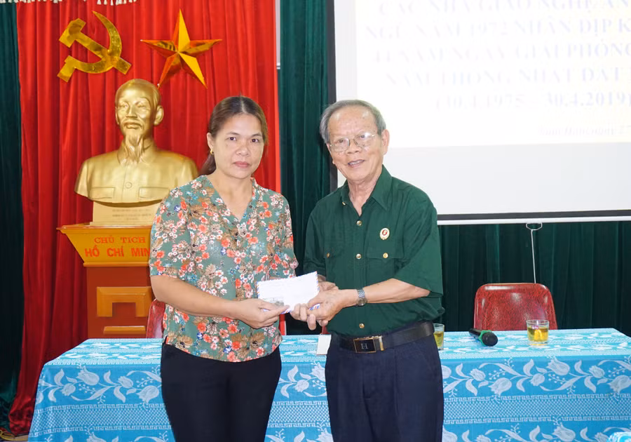 Nhà giáo Phạm Quý Hùng tặng quà cho thân nhân nhà giáo hi sinh trong kháng chiến chống Mỹ