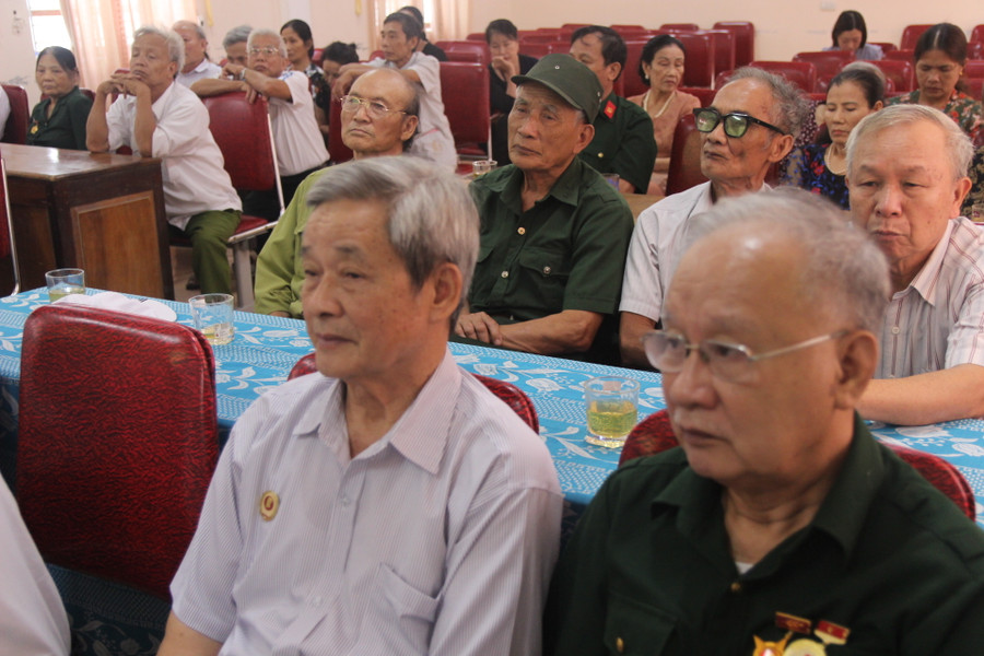 Cựu nhà giáo nhập ngũ kháng chiến chống Mỹ gặp mặt ôn lại tháng năm lịch sử.