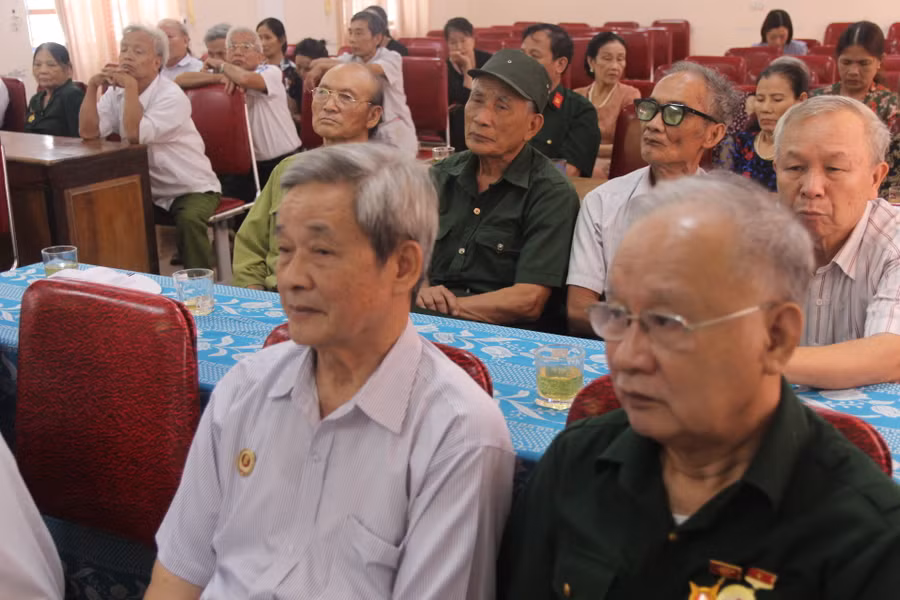 Cựu nhà giáo nhập ngũ kháng chiến chống Mỹ gặp mặt ôn lại tháng năm lịch sử.