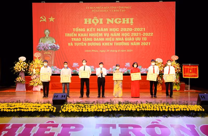 Chủ tịch UBND tỉnh Vĩnh Phúc Lê Duy Thành trao Bằng khen cho giáo viên, học sinh có thành tích xuất sắc trong năm học 2020-2021