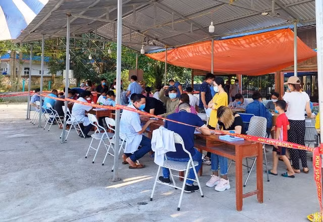 Mỗi ngày có khoảng 500 xe và 800-900 người qua chốt kiểm dịch Cầu Trì (Bắc Quang) 