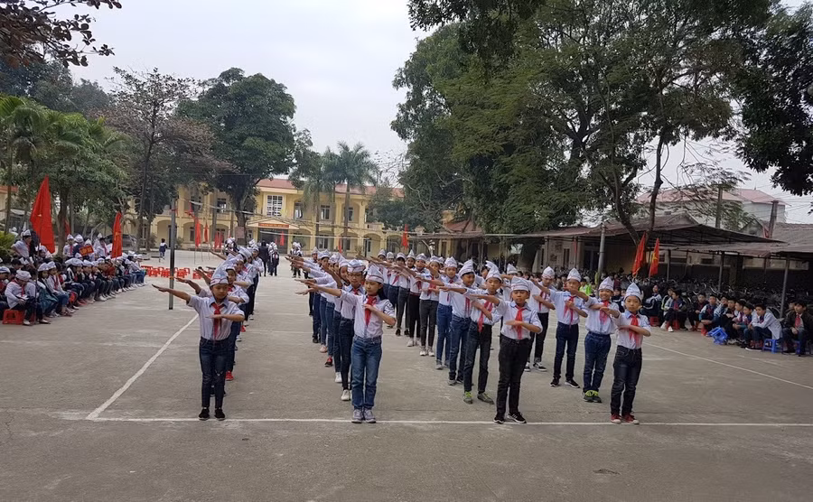 Học sinh Trường THCS Trung Nguyên trong khuôn viên xanh, sạch của nhà trường.