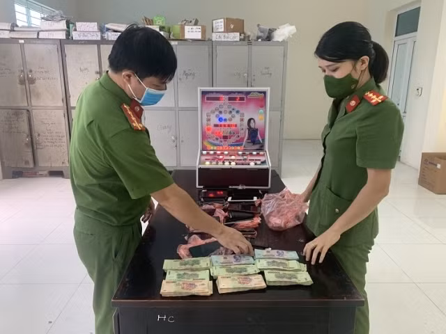 Công an thu giữ tang vật của vụ án