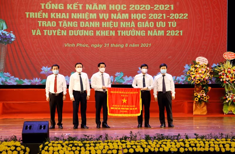 Chủ tịch UBND tỉnh Vĩnh Phúc Lê Duy Thành (thứ 2 từ phải qua) trao Cờ thi đua của Thủ tướng Chính phủ cho Sở GD&amp;ĐT