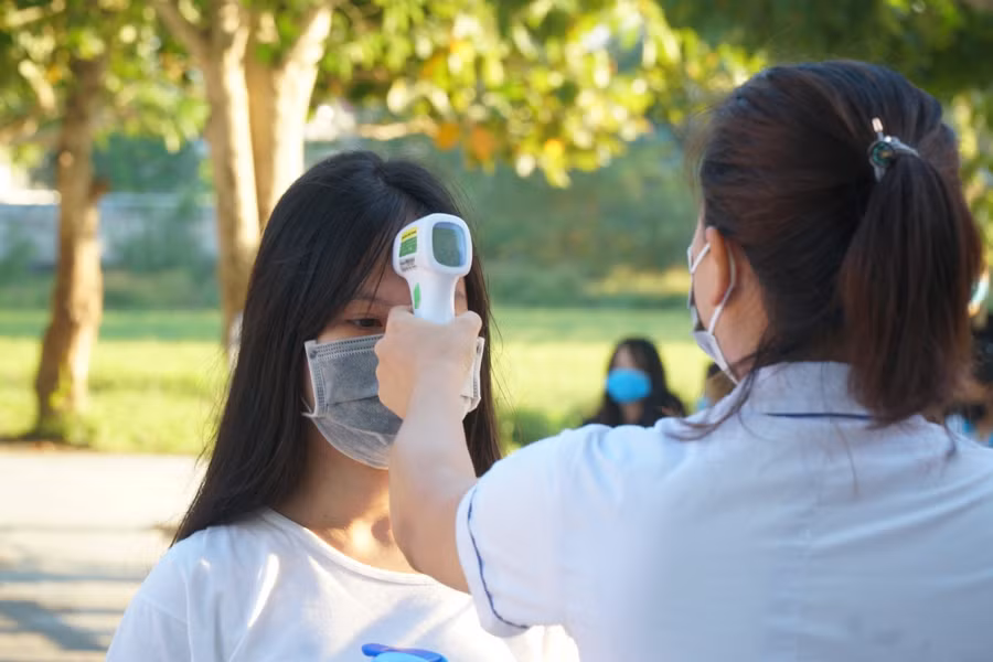 Mỗi điểm thi đều có nhân viên y tế đo thân nhiệt cho thí sinh