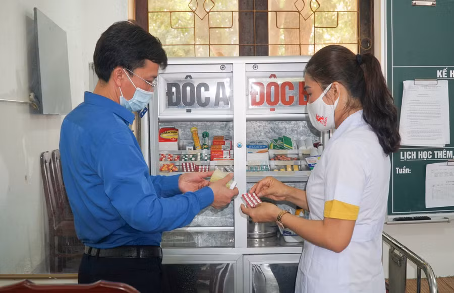 Chuẩn bị cơ số thuốc, thiết bị đầy đủ tại điểm thi để sơ cấp cứu kịp thời trong tình huống cấp cứu y tế xảy ra