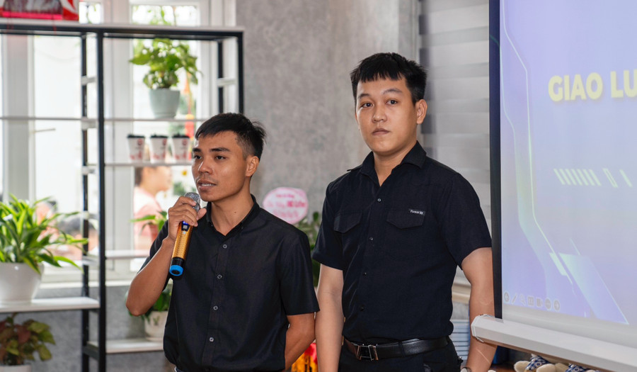 Mentor Phạm Văn Vương và Mentee Nguyễn Châu Long chia sẻ về dự án "Cộng đồng sinh viên các tỉnh, thành phía Nam". Ảnh: HUIT Mentor Phạm Văn Vương và Mentee Nguyễn Châu Long chia sẻ về dự án "Cộng đồng sinh viên các tỉnh, thành phía Nam". Ảnh: HUIT