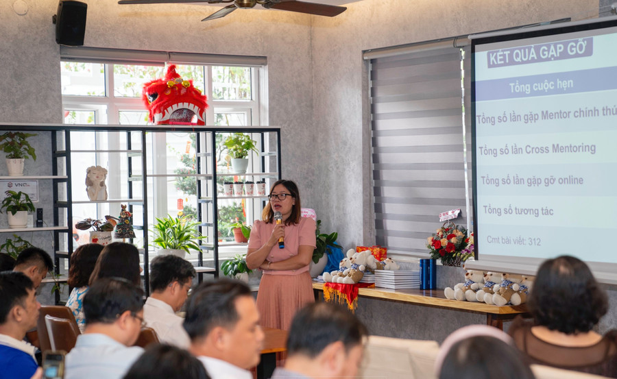 ThS Hoàng Thị Thoa chia sẻ về hoạt động của Câu lạc bộ Mentoring mùa 1. Ảnh: HUIT ThS Hoàng Thị Thoa chia sẻ về hoạt động của Câu lạc bộ Mentoring mùa 1. Ảnh: HUIT