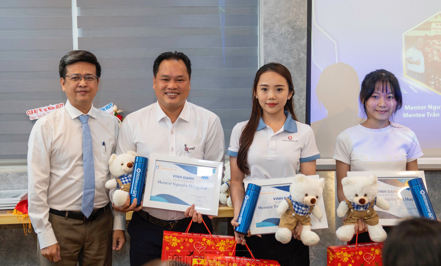 Nhà trường khen thưởng các Mentor - Mentee có thành tích nổi bật. Ảnh: HUIT Nhà trường khen thưởng các Mentor - Mentee có thành tích nổi bật. Ảnh: HUIT